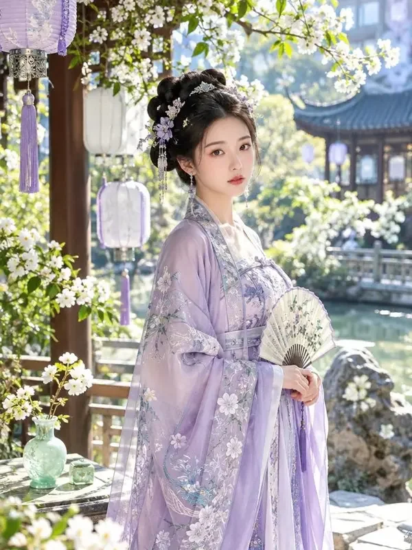 黄果剧场权谋短剧《长安第一女官》封面，唐风庭院里执账册的女子